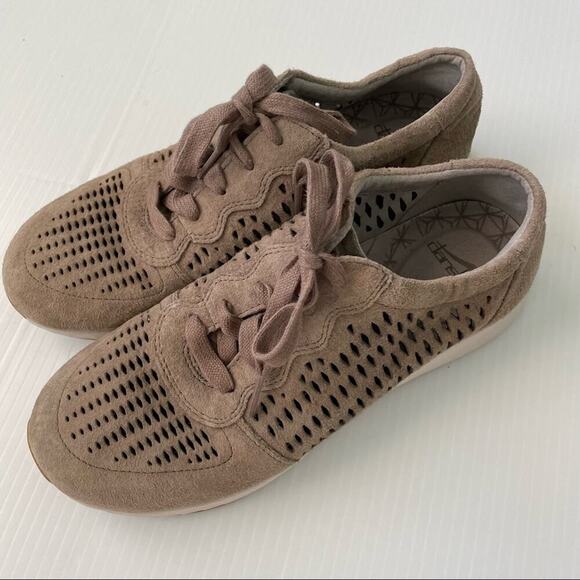 Dansko Charlie sneaker women’s tan perforated style pattern lace-up sz 38 /7.5-8 - Picture 2 of 12